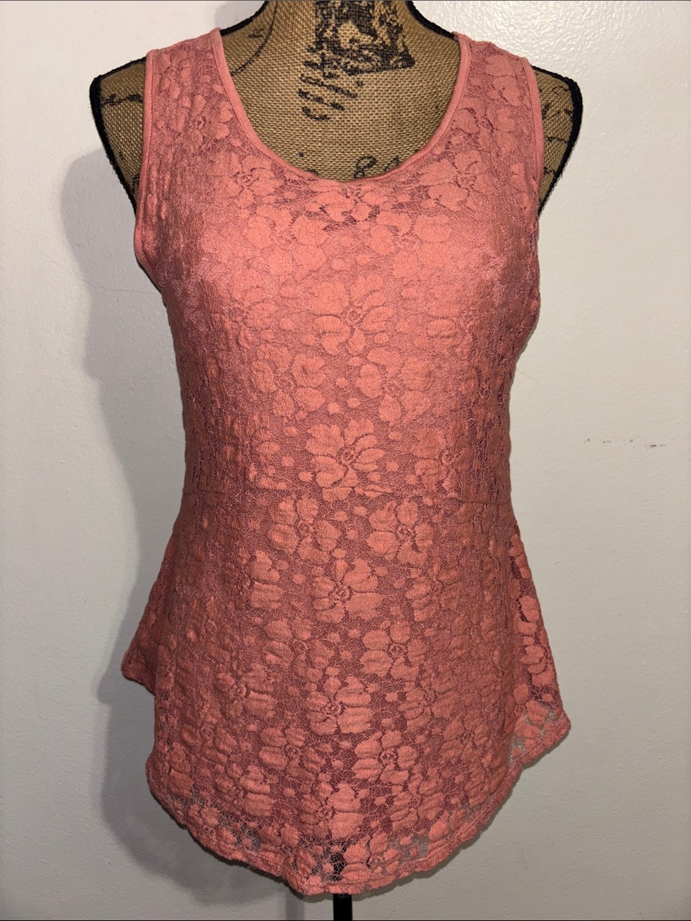 Cable & Gauge Sz M Women's Coral Lace Lined Sleeveless Top